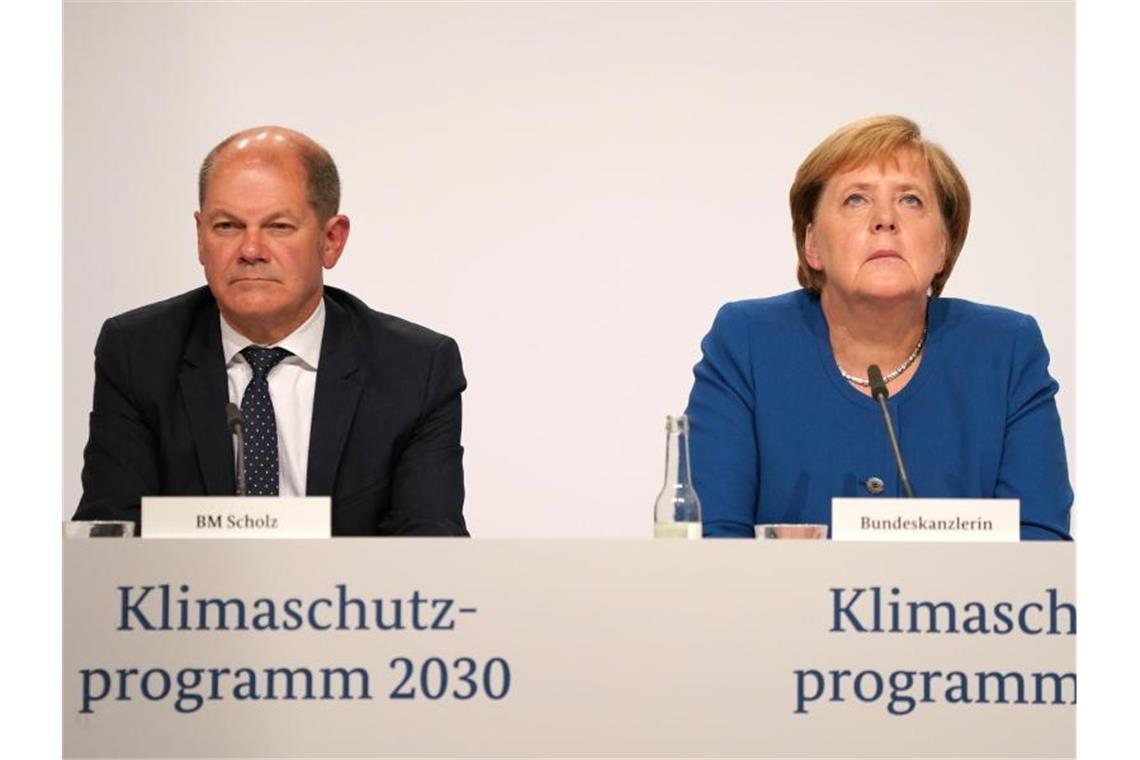 Viel Kritik am Klimapaket der großen Koalition Kanzlerin Angela Merkel (CDU) und Finanzminister Olaf Scholz (SPD) nach der Sitzung des Klimakabinetts. Foto: Kay Nietfeld