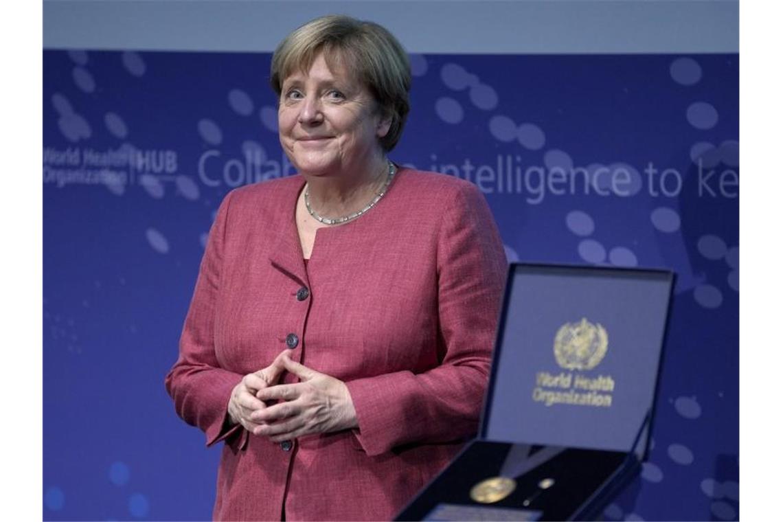 Kanzlerin Angela Merkel erhält während der Einweihungsfeier die Auszeichnung "WHO Global Leadership Award". Foto: Michael Sohn/POOL AP/dpa