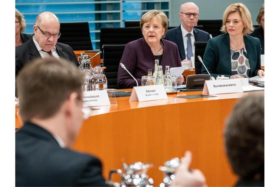 Merkel lehnt staatliche Eingriffe in Lebensmittelpreise ab Kanzlerin Angela Merkel eröffnet zusammen mit Wirtschaftsminsiter Peter Altmaier und Landwirtschaftsministerin Julia Klöckner das Treffen mit Vertretern der Lebensmittelbranche. Foto: Michael Kappeler/dpa