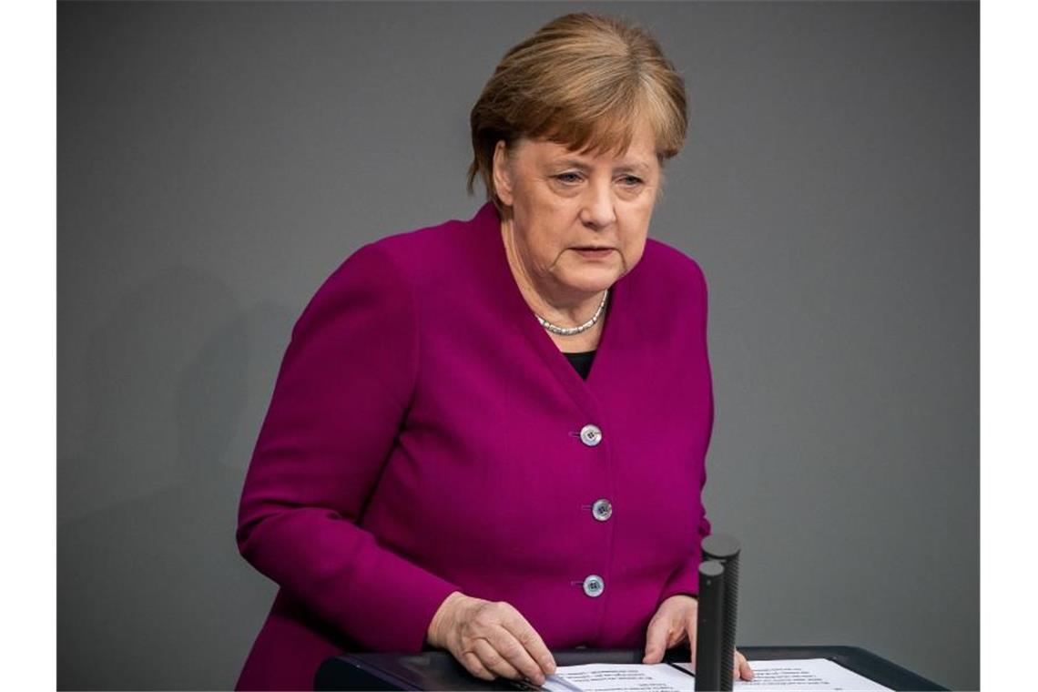 Kanzlerin Angela Merkel hält in der Plenarsitzung des Deutschen Bundestages eine Regierungserklärung zur Coronavirus-Pandemie in Deutschland und Europa. Foto: Michael Kappeler/dpa