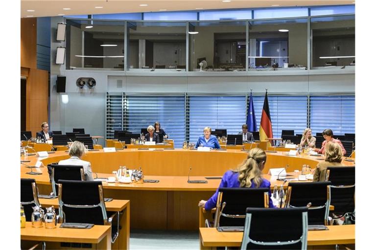 Kanzlerin Angela Merkel (M) hat geladen, um über die Lage an den Schulen in Zeiten von Corona zu beraten. Foto: Jesco Denzel/BPA/dpa