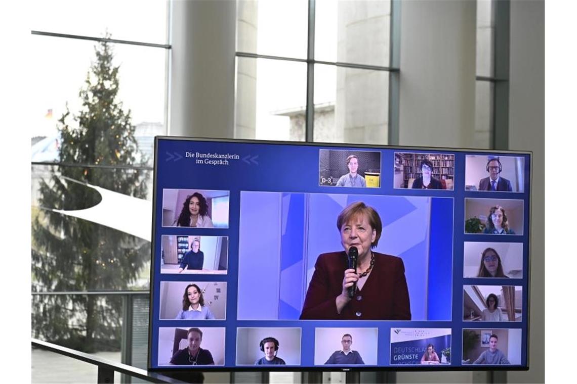 Kanzlerin Angela Merkel spricht bei ihrer digitalen Dialogreihe mit Studentinnen und Studenten. Foto: Tobias Schwarz/POOL/dpa
