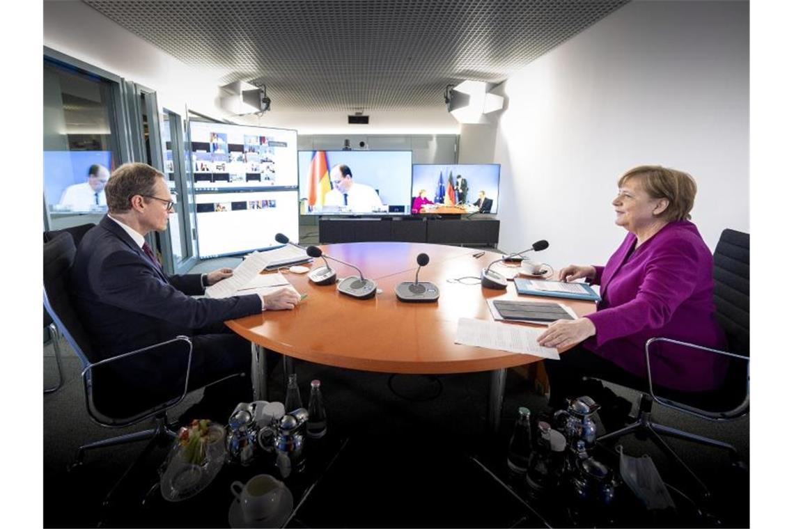 Kanzlerin Angela Merkel und der Regierende Bürgermeister von Berlin, Michael Müller zu Beginn der Videokonferenz. Foto: Guido Bergmann/Bundesregierung/dpa