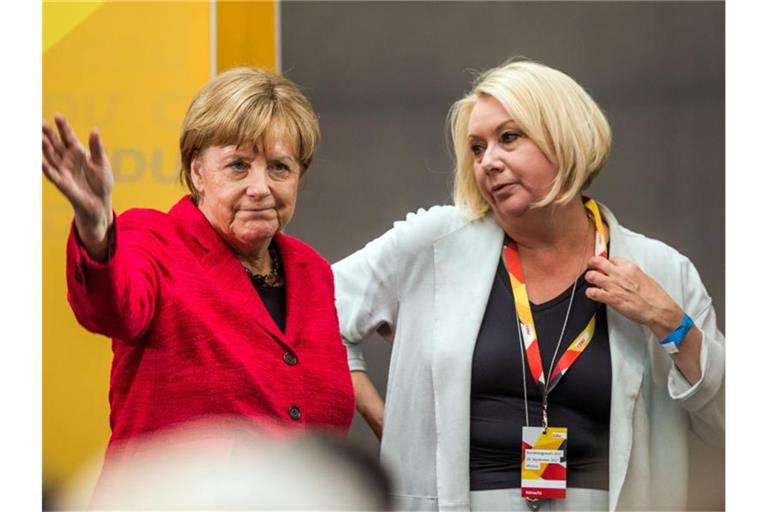 Kanzlerin Angela Merkel und die Bundestagsabgeordnete Karin Strenz (r) bei einem Wahlkampfauftritt in Wismar (Mecklenburg-Vorpommern). Foto: picture alliance / Jens Büttner/dpa-Zentralbild/dpa