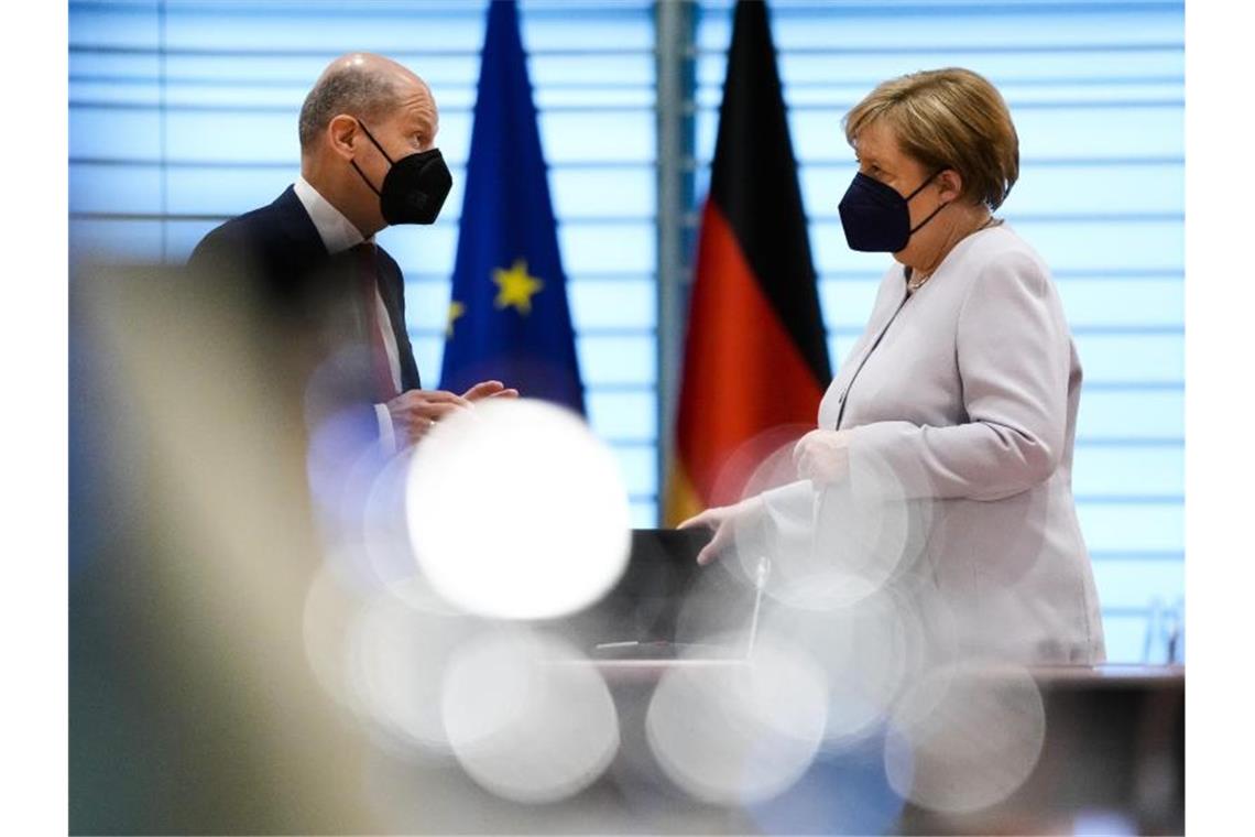 Kanzlerin Angela Merkel und Finanzminister Olaf Scholz im Kanzleramt. Die Fraktionen der Koalition haben sich auf Eckpunkte zur Energie- und Klimapolitik geeinigt. Foto: Markus Schreiber/AP POOL/AP