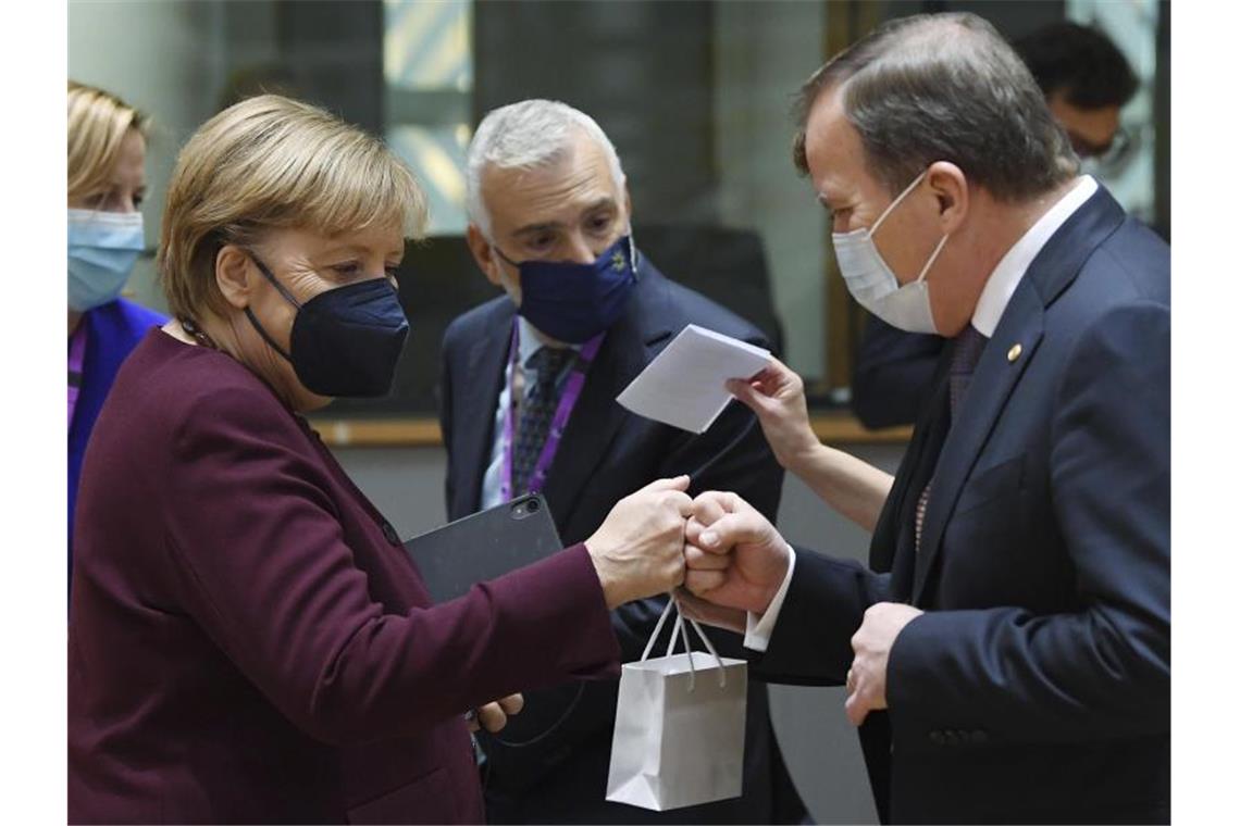 Kanzlerin Angela Merkel und Stefan Lofven, Ministerpräsident von Schweden, mit einem Fistbump. Foto: John Thys/AFP/AP/dpa