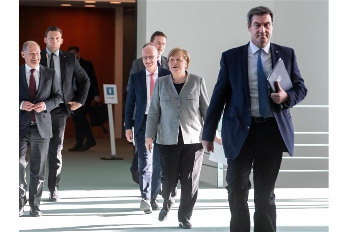 Bundesweites Mindestbußgeld für Maskenverweigerer kommt Kanzlerin Angela Merkel und Vize Olaf Scholz (l) u.a. mit Bayerns Ministerpräsident Markus Söder (Archiv). Foto: Bernd von Jutrczenka/dpa Pool/dpa