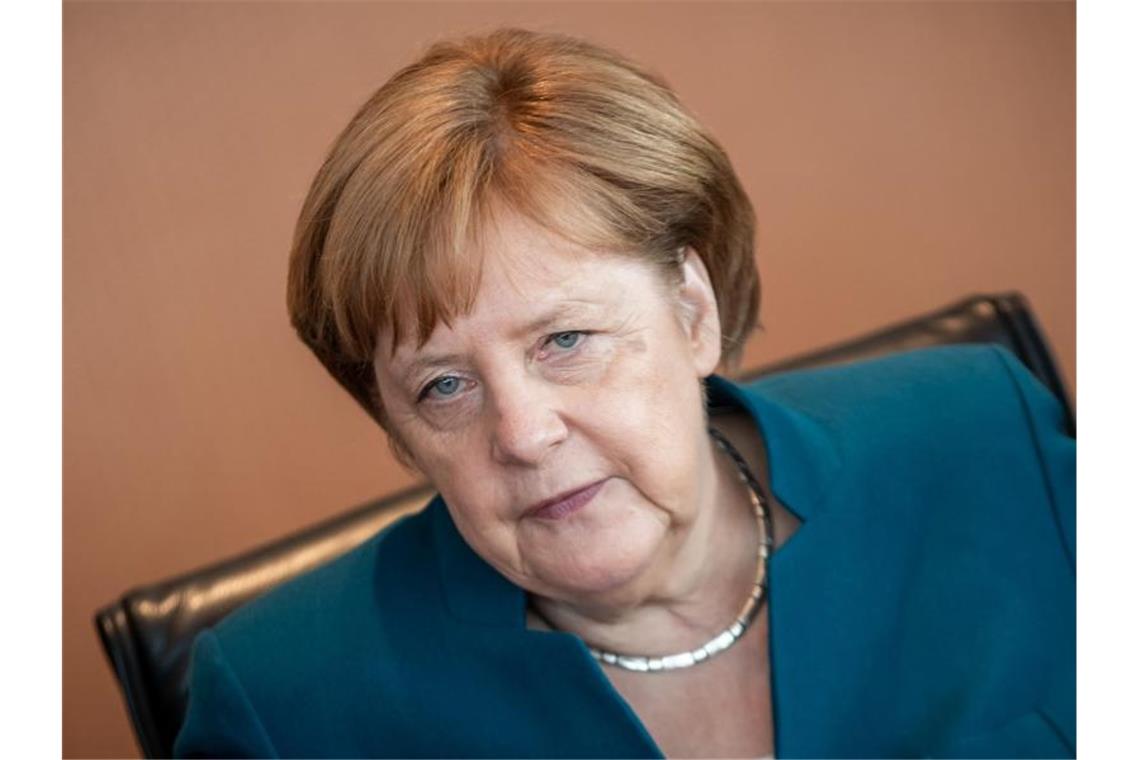 CDU ringt um ihren Kurs in der Klimapolitik Kanzlerin Merkel beim Warten auf den Beginn einer Kabinettssitzung. Foto: Michael Kappeler