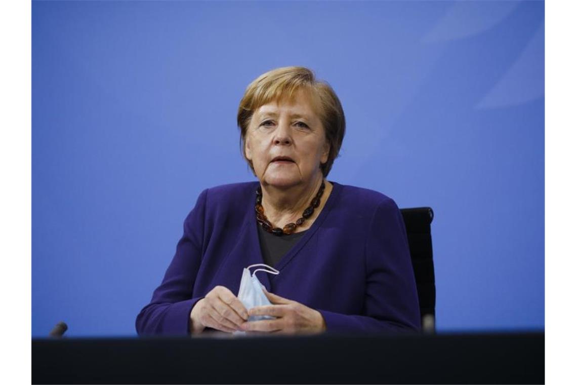 Merkel: Bald über zusätzliche Maßnahmen entscheiden Kanzlerin Merkel hält es für möglich, dass die Corona-Maßnahmen vor Weihnachten nochmals verschärft werden können. Foto: Markus Schreiber/AP POOL/dpa