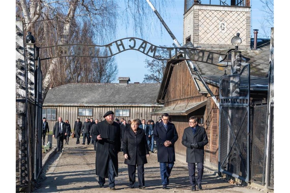 Merkel warnt in Auschwitz vor Antisemitismus und Hassreden Kanzlerin Merkel im ehemaligen deutschen Konzentrationslager Auschwitz. Rechts neben ihr: Polens Ministerpräsident Mateusz Morawiecki. Foto: Robert Michael/dpa-Zentralbild/dpa