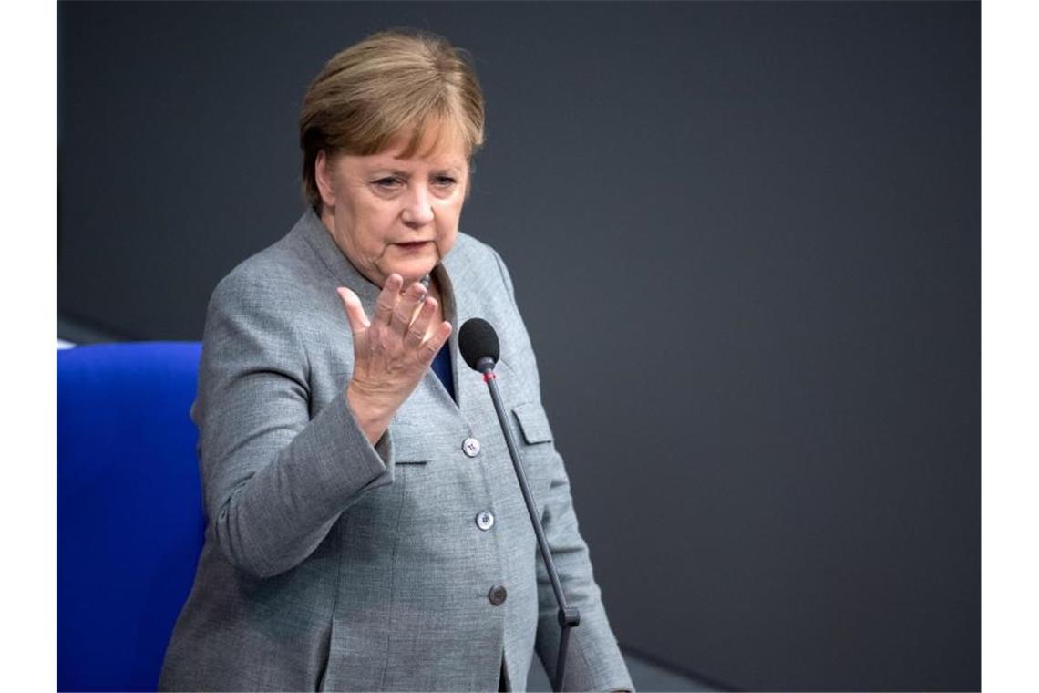 Regierungsbefragung: Abgeordnete löchern die Kanzlerin Kanzlerin Merkel spricht während der Regierungsbefragung im Bundestag. Foto: Bernd von Jutrczenka/dpa