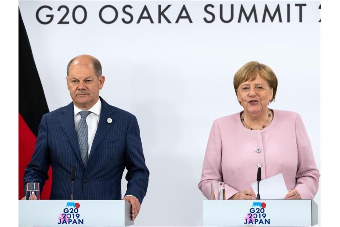 Minimalkompromiss beim Klima bewahrt G20 vor Scheitern Kanzlerin Merkel und Finanzminister Scholz geben in Osaka eine Abschlusskonferenz. Foto: Bernd von Jutrczenka
