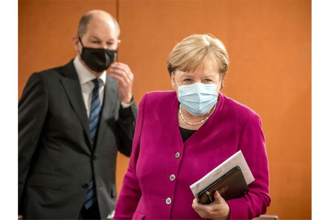 Kanzlerin Merkel und Finanzminister Scholz treffen zur Sitzung des Bundeskabinetts im Kanzleramt ein. Foto: Michael Kappeler/dpa-pool/dpa