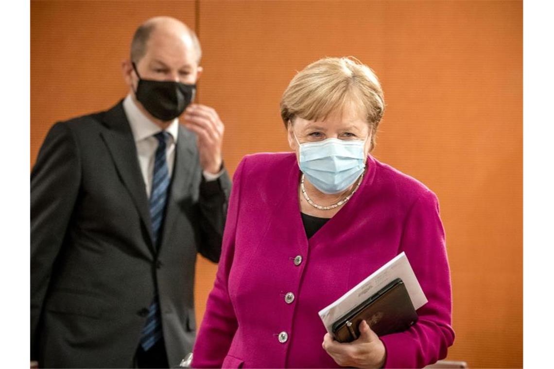 Bund und Länder vereinbaren schärfere Corona-Hotspot-Regeln Kanzlerin Merkel und Finanzminister Scholz treffen zur Sitzung des Bundeskabinetts im Kanzleramt ein. Foto: Michael Kappeler/dpa-pool/dpa