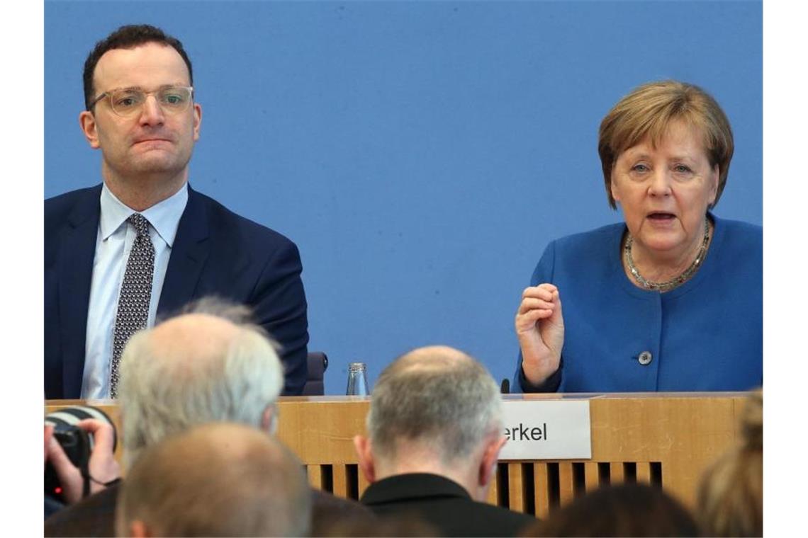 Merkel ruft im Kampf gegen Coronavirus zur Solidarität auf Kanzlerin Merkel und Gesundheitsminister Spahn äußern sich in der Bundespressekonferenz zur Corona-Krise. Foto: Wolfgang Kumm/dpa