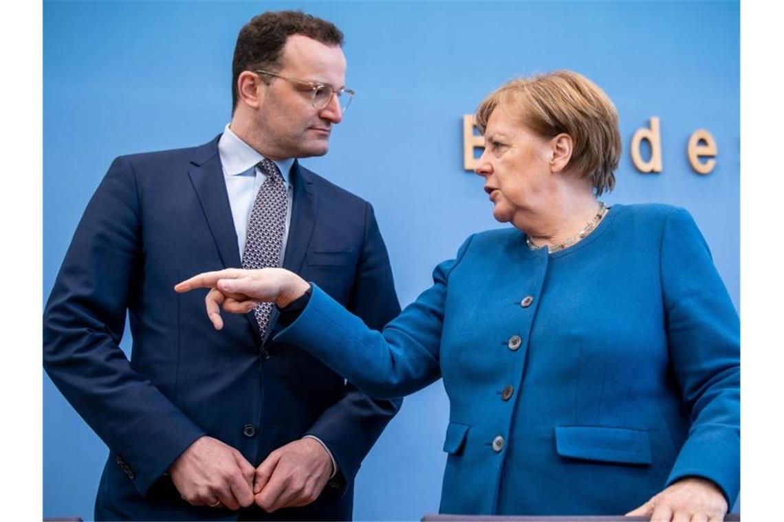 Kanzlerin Merkel und Gesundheitsminister Spahn in der Bundespressekonferenz in Berlin. Foto: Michael Kappeler/dpa