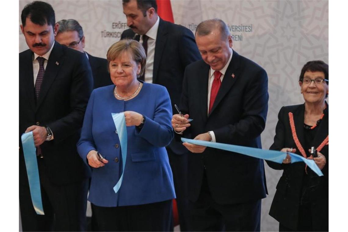 Merkel: Deutschland will Türkei in Flüchtlingspolitik helfen Kanzlerin Merkel und Präsident Erdogan eröffnen einen neuen Campus der Türkisch-Deutschen Universität in Istanbul. Foto: Ahmed Deeb/dpa Pool/dpa