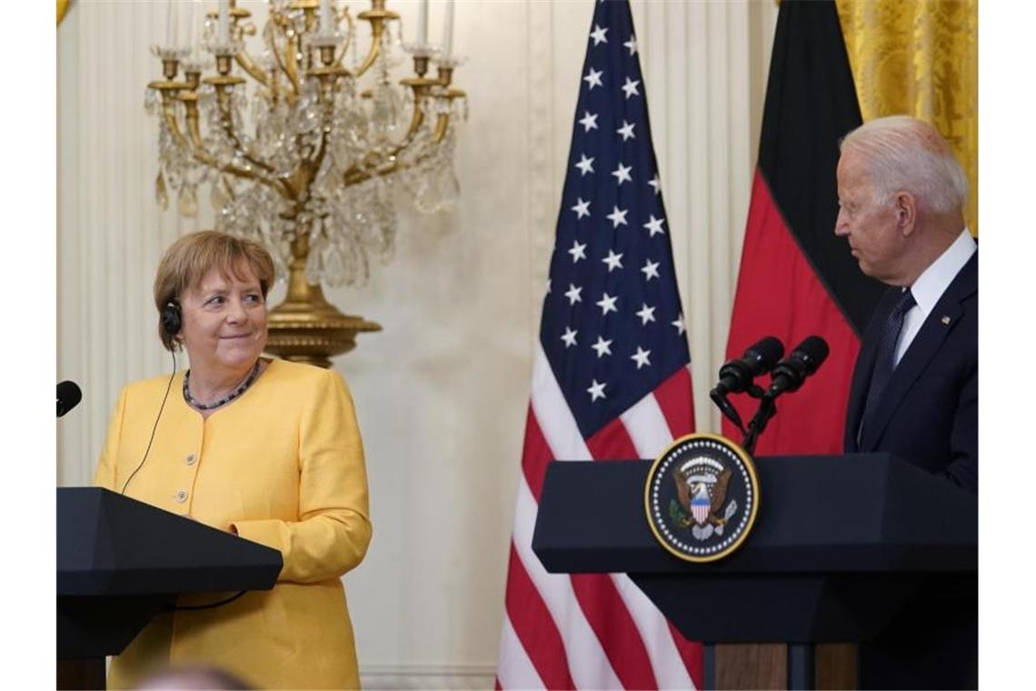 Kanzlerin Merkel und US-Präsident Biden demonstrieren Einigkeit und Harmonie. Foto: Susan Walsh/AP/dpa