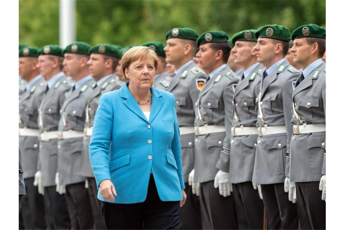 Kanzlerin Merkel vor Soldaten des Wachbataillons im Ehrenhof des Bundeskanzleramts. Foto: Soeren Stache