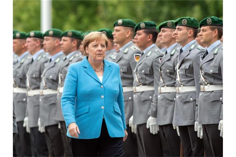 Kanzlerin Merkel vor Soldaten des Wachbataillons im Ehrenhof des Bundeskanzleramts. Foto: Soeren Stache