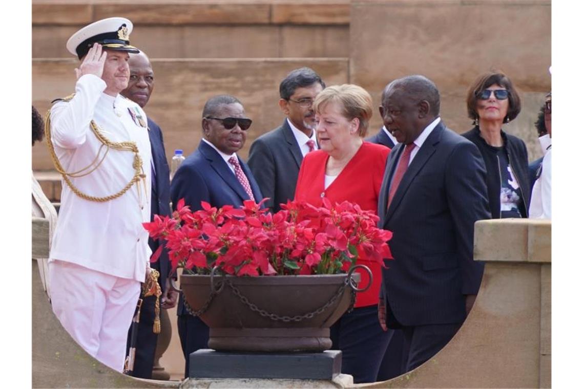 Kanzlerin Merkel wird vom südafrikanischen Präsidenten Cyril Ramaphosa (3.v.r) mit militärischen Ehren empfangen. Foto: Kay Nietfeld/dpa