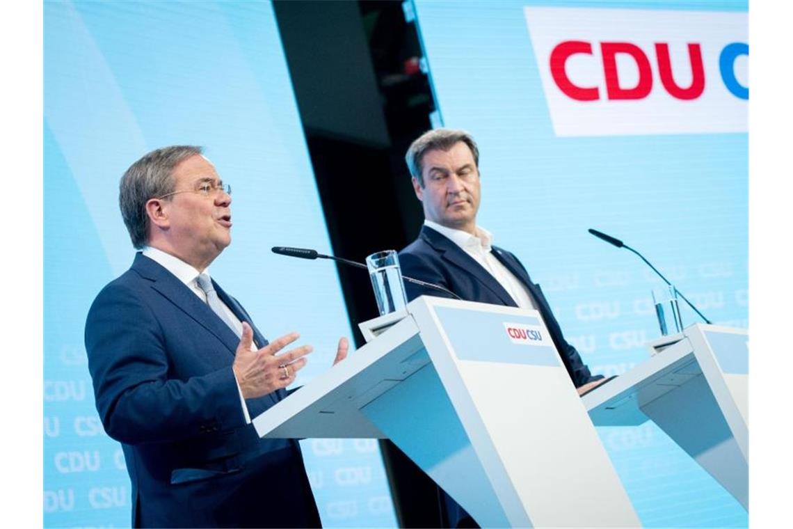 Kanzlerkandidat Armin Laschet (l) und CSU-Chef Markus Söder stellen das Programm von CDU und CSU vor. Foto: Kay Nietfeld/dpa