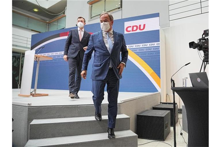 Kanzlerkandidat Armin Laschet (M) und Generalsekretär Paul Ziemiak verlassen eine Pressekonferenz. Foto: Michael Kappeler/dpa