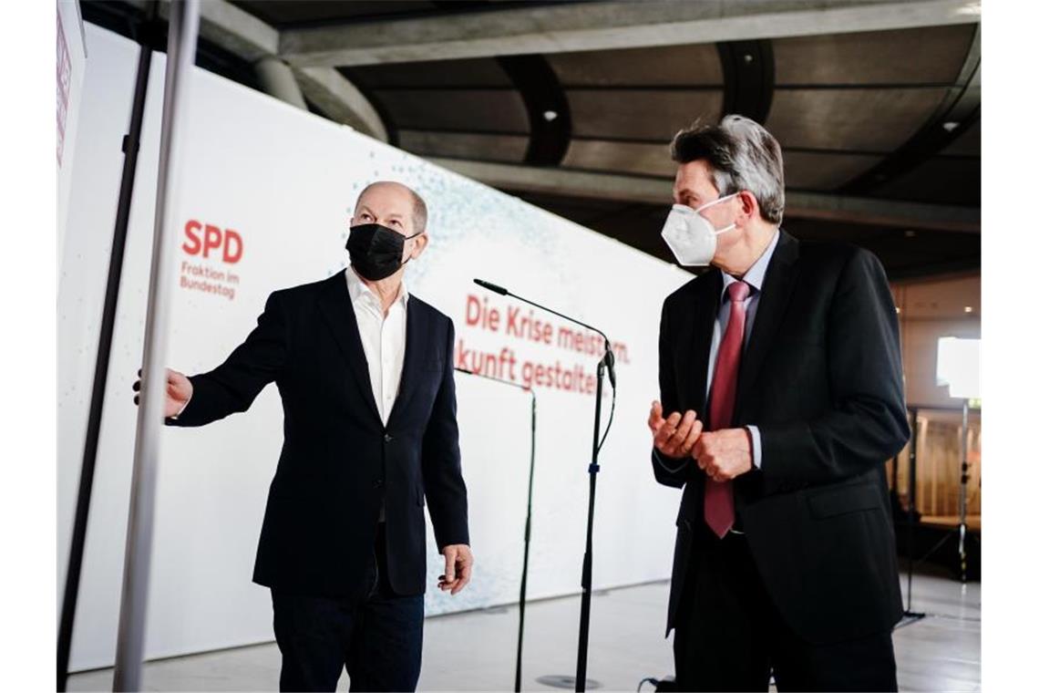 Kanzlerkandidat Olaf Scholz (l) und Fraktionschef Rolf Mützenich bei der SPD-Jahresauftaktklausur. Foto: Kay Nietfeld/dpa