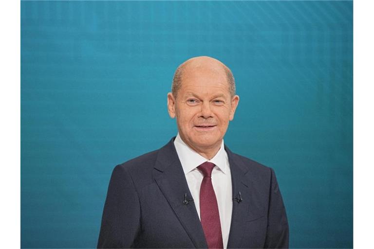 Kanzlerkandidat Olaf Scholz (SPD) im Triell-Fernsehstudio. In der Fernsehdebatte hat sich Scholz laut einer ZDF-Blitzumfrage vergleichsweise am besten geschlagen. Foto: Michael Kappeler/dpa-Pool/dpa