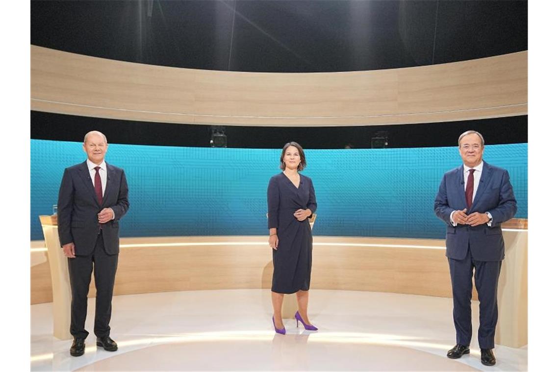 Endspurt im Wahlkampf: Drittes TV-Triell und zwei Parteitage Kanzlerkandidat Olaf Scholz (SPD, l-r), Kanzlerkandidatin Annalena Baerbock (Bündnis90/Die Grünen) und Kanzlerkandidat Armin Laschet (CDU) beim vorangegangenen Triell. Foto: Michael Kappeler/dpa-Pool/dpa