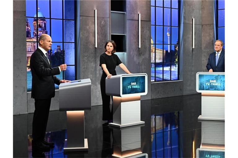 Kanzlerkandidaten (l-r) Olaf Scholz (SPD), Annalena Baerbock (Bündnis 90/Die Grünen) und Armin Laschet (CDU/CSU) diskutieren bei dem Dritten TV-Triell. Foto: Willi Weber/Prosieben/Seven.One/dpa