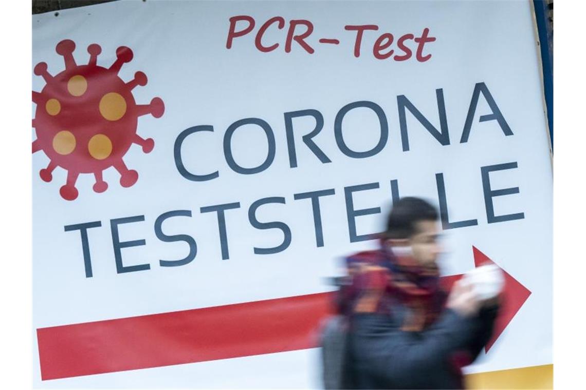 Kapazitäten für PCR-Tests sollen erhöht werden. Bei Engpässen soll künftig jedoch priorisiert werden. Foto: Peter Kneffel/dpa