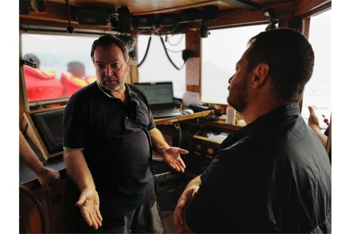 Kapitän Claus-Peter Reisch auf der Brücke des Rettungsschiffs „Eleonore“. Foto: Johannes Filous