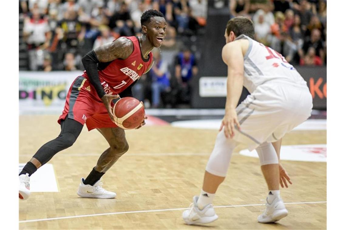 Kapitän Dennis Schröder (l) war mit 33 Punkten gegen Polen erneut Deutschlands Topscorer. Foto: Axel Heimken