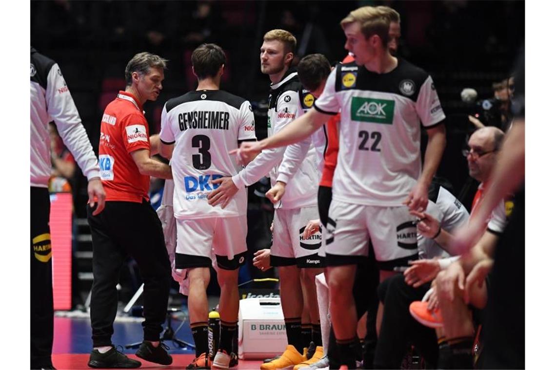 Deutsche Handballer mit glanzlosem EM-Auftakterfolg Kapitän Gensheimer sah die Rote Karte und musste das Spielfeld verlassen. Foto: Robert Michael/dpa-Zentralbild/dpa