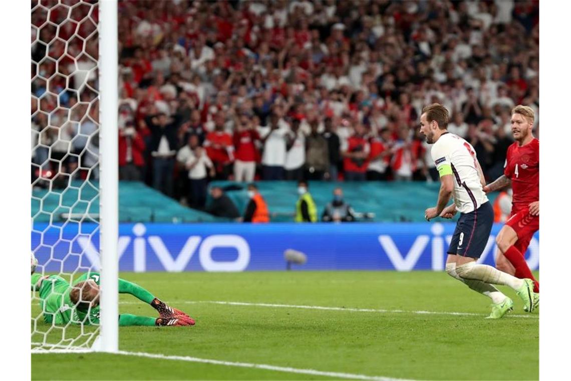 Nach Krimi gegen Dänemark: England folgt Italien ins Finale Kapitän Harry Kane (2.v.r) schoss per Nachschuss England ins Finale gegen Italien. Foto: Nick Potts/PA Wire/dpa