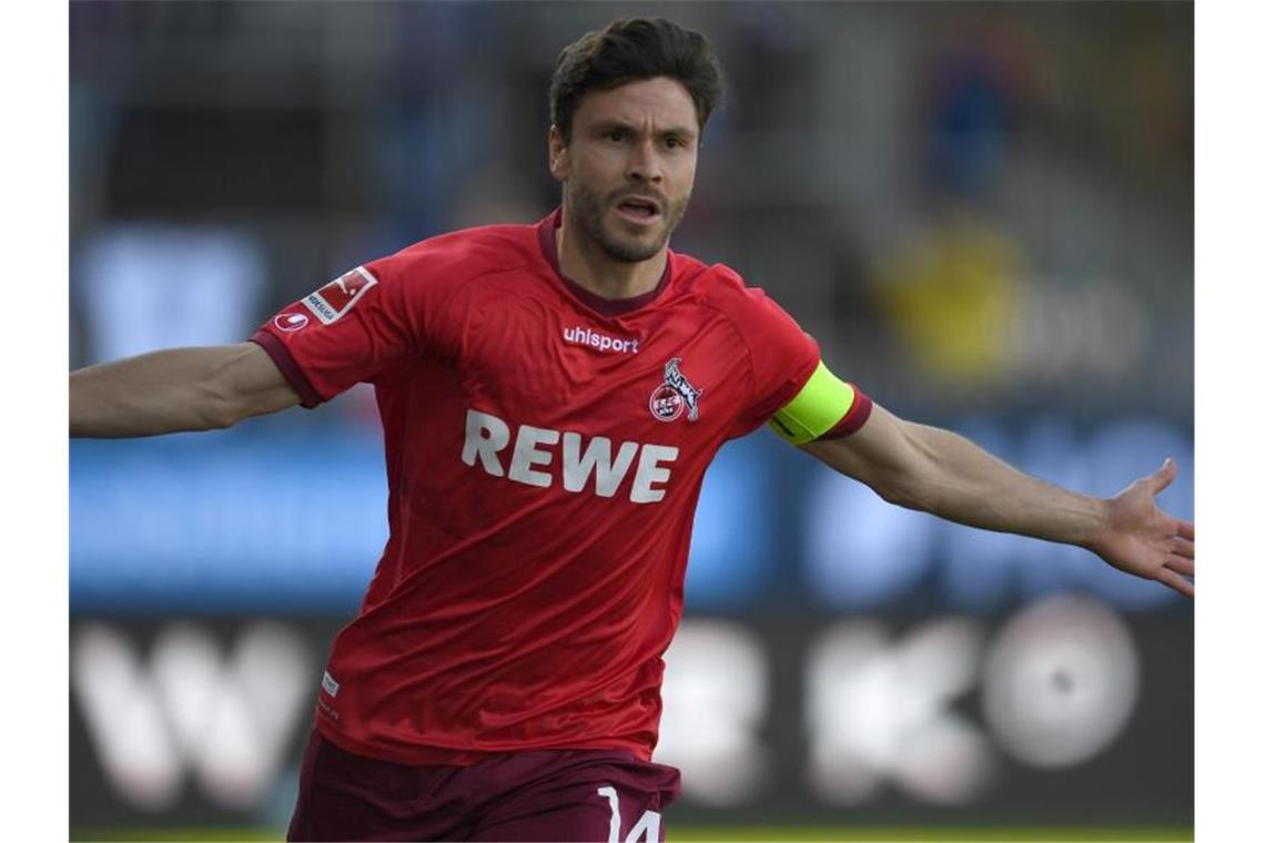 Rettung und Bierdusche: Funkel hält Köln in der Bundesliga Kapitän Jonas Hector brachte den FC schon in der 3. Minute in Führung. Foto: Carmen Jaspersen/dpa