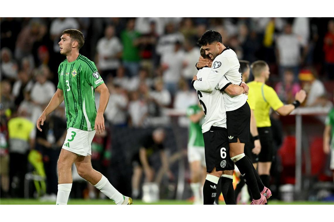 Schattenmänner auf "Gaspedal": Amiri als WM-Faktor Kapitän Joshua Kimmich feiert nach dem Schlusspfiff Torschütze Nadiem Amiri.