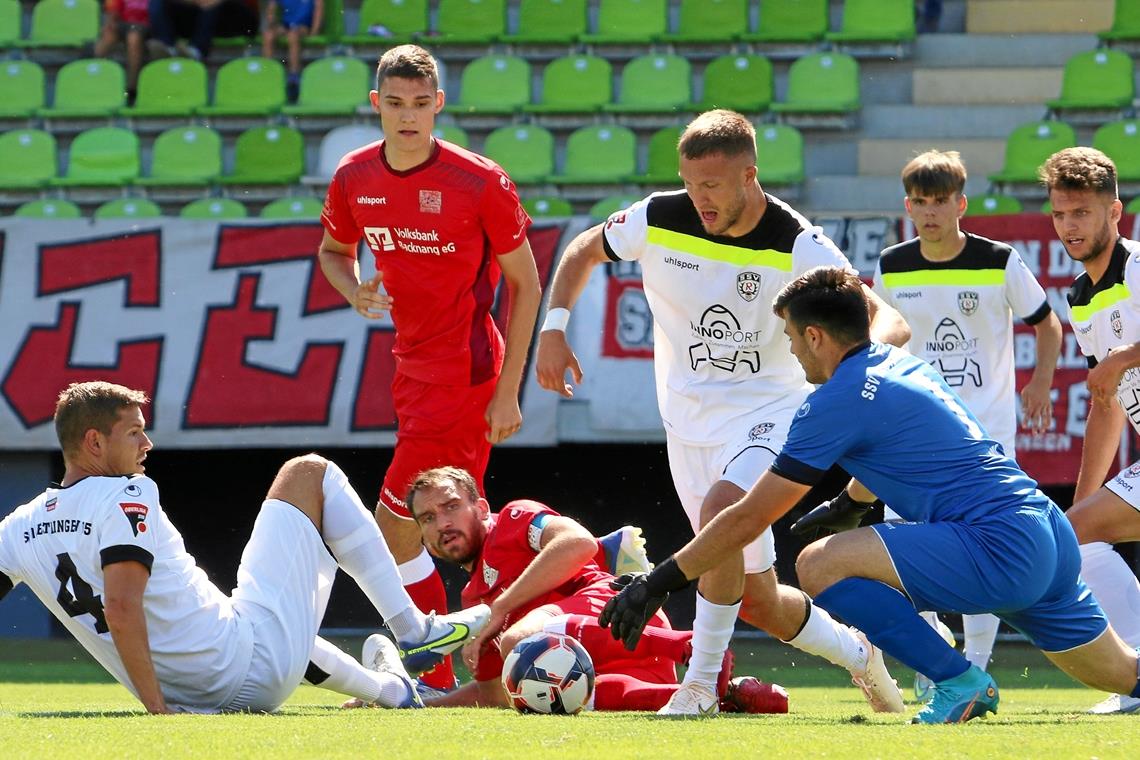 Kapitän Julian Geldner (liegend, rotes Trikot) unterliegt mit der TSG Backnang in Reutlingen.Foto: Alexander Hornauer