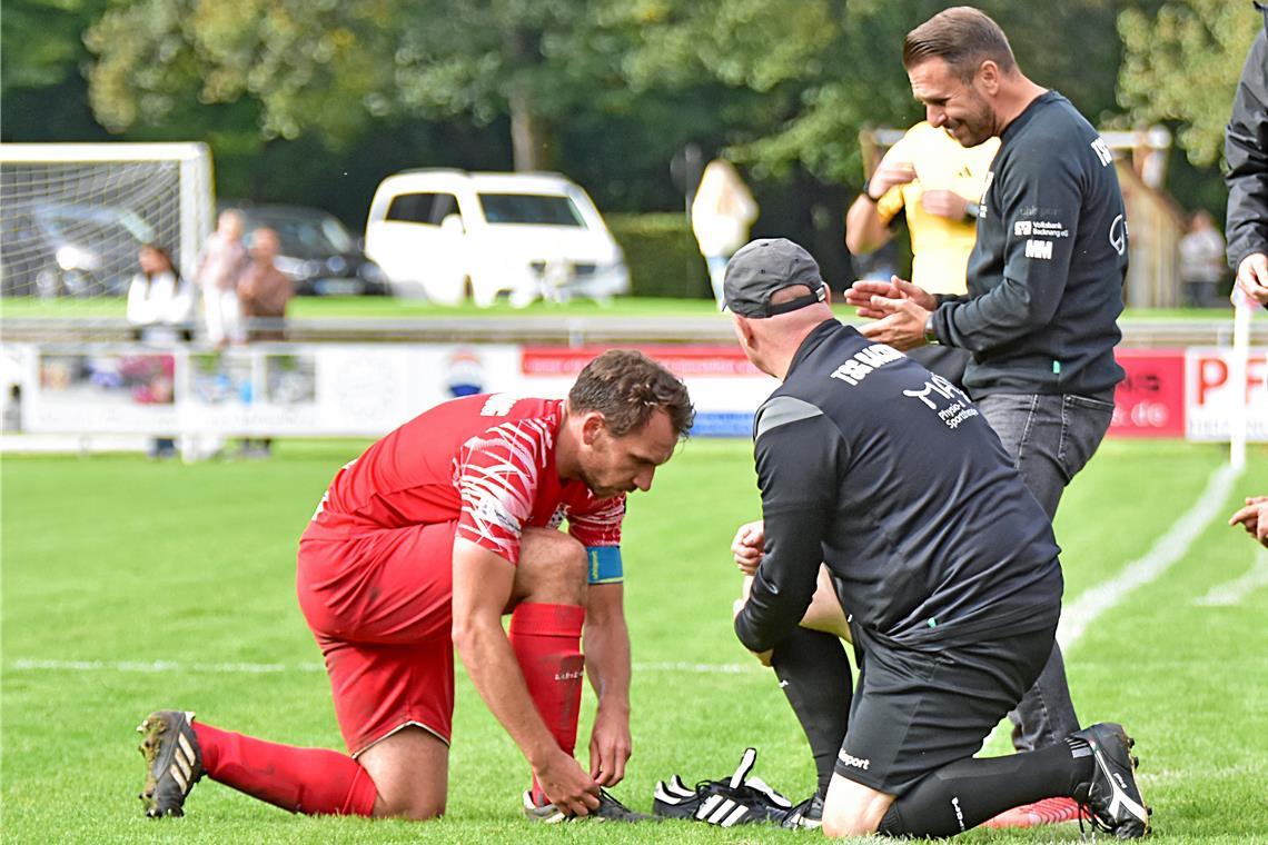 Kapitän Julian Geldner (links) und seine Mitspieler zeigen sich im ersten Punktspiel des Jahres nicht gut gerüstet für den Kampf gegen den Abstieg. Entsprechend groß ist die Enttäuschung bei Trainer Mario Marinic (rechts) und seinem Team. Archivfoto: Tobias Sellmaier