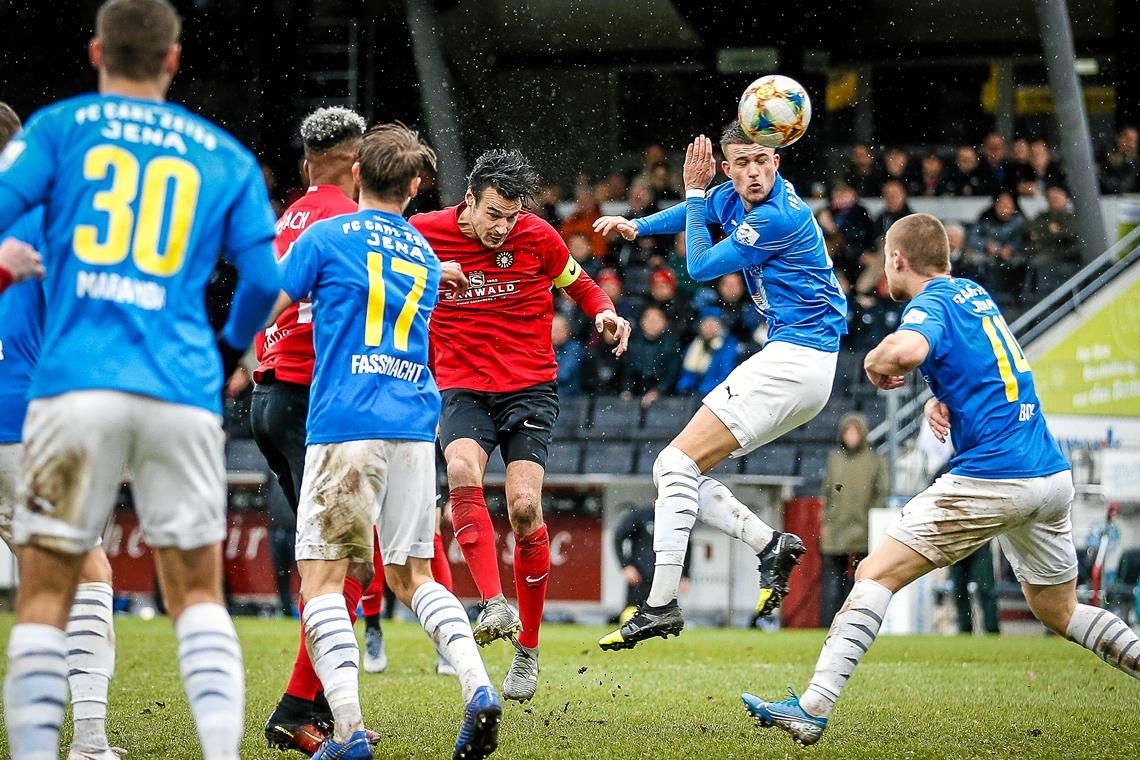 Kapitän Julian Leist (rotes Trikot) hat sich beim Heimspiel gegen Jena immer wieder in den Großaspacher Angriff eingeschaltet. Foto: A. Becher