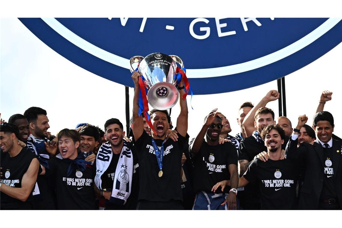Kapitän Marquinhos präsentiert den Königsklassen-Pokal bei der Feier in Paris.