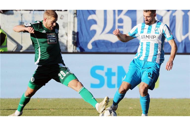 Hält die Siegesserie der Blauen im Saarland? Kapitän Mart Ristl (li., gegen David Braig) fehlt dem FC 08 Homburg gegen die Stuttgarter Kickers wegen seiner fünften Gelben Karte.