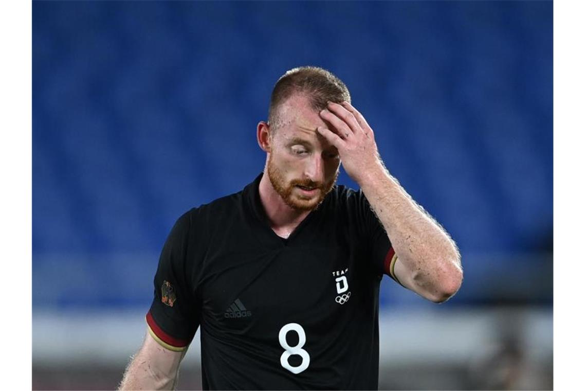 DFB-Auswahl mit Olympia-Fehlstart gegen Brasilien Kapitän Maximilian Arnold verlässt nach seiner Gelb-Roten Karte den Platz. Foto: Swen Pförtner/dpa