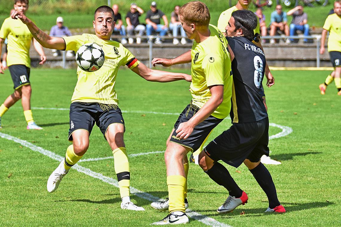 Zwei Teams kämpfen um den Anschluss Kapitän Nico Krause (links) und die SGM Erbstetten/Backnang sind in Kleinaspach gefordert. Foto: Tobias Sellmaier
