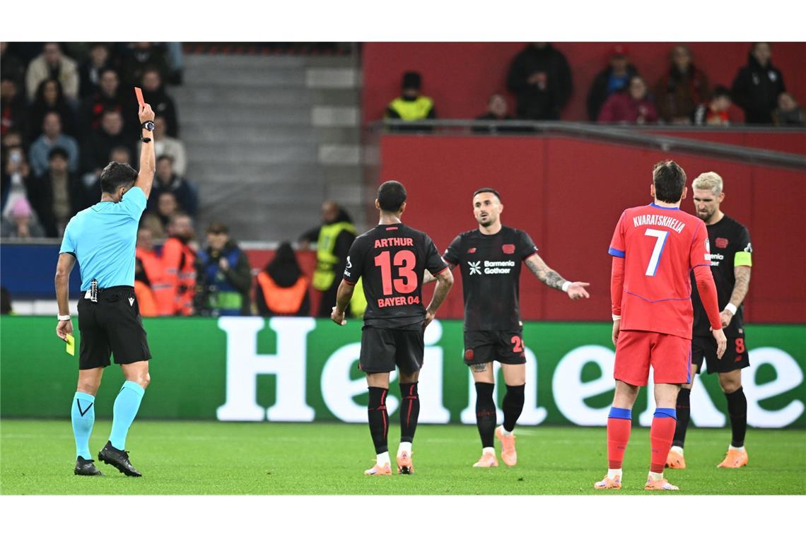 2:7 – Leverkusen verliert wildes Tor-Spektakel gegen PSG Kapitän Robert Andrich musste nach knapp einer halben Stunde mit Rot vom Platz.