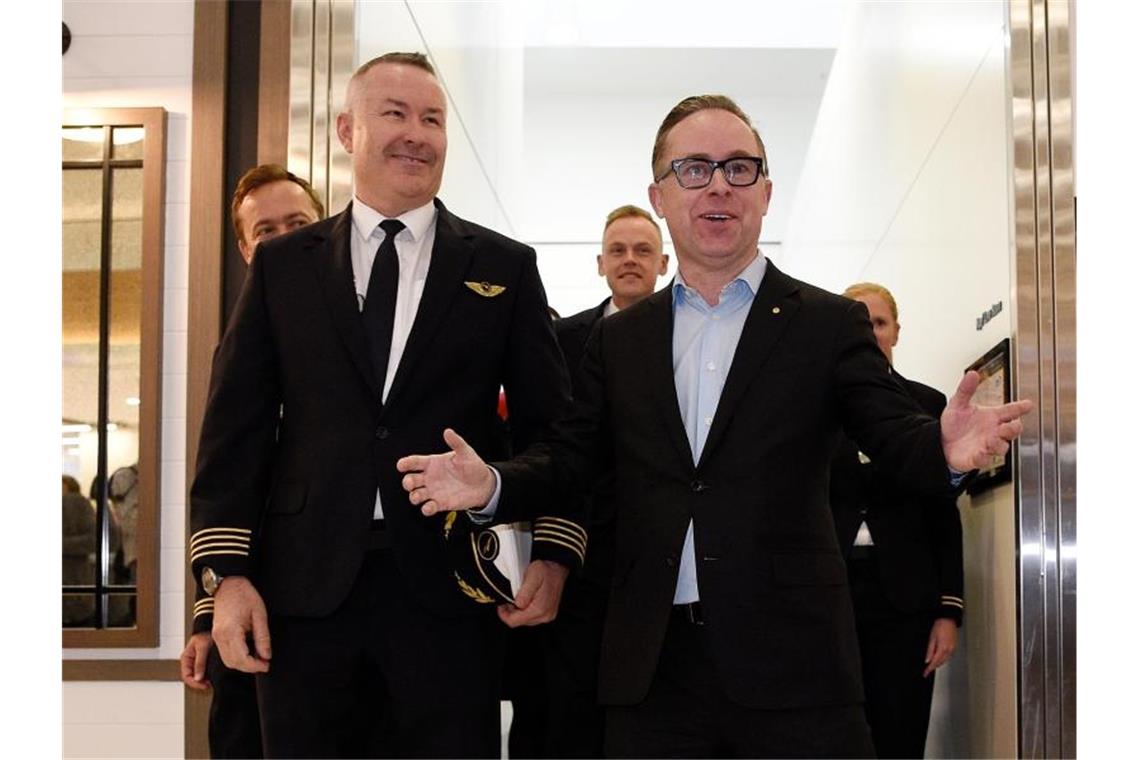 Kapitän Sean Golding (l) und Qantas-CEO Alan Joyce nach der Landung am Sydney International Airport an. Für den Nonstop-Flug von New York nach Sydney brauchten sie 19 Stunden und 16 Minuten. Foto: Bianca De Marchi/AAP/dpa