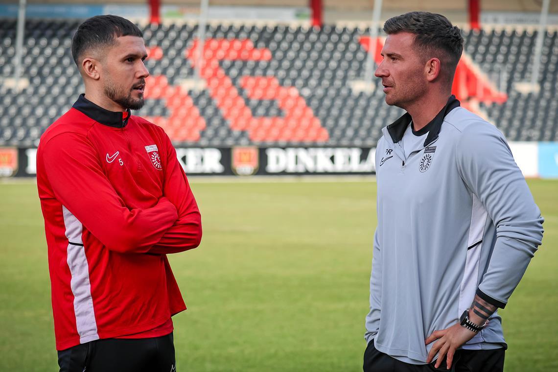 Kapitän Volkan Celiktas (links) hat seinen Vertrag bis 2028 verlängert, Trainer Pascal Reinhardt startet demnächst in den A-Lizenz-Lehrgang. Foto: Alexander Becher