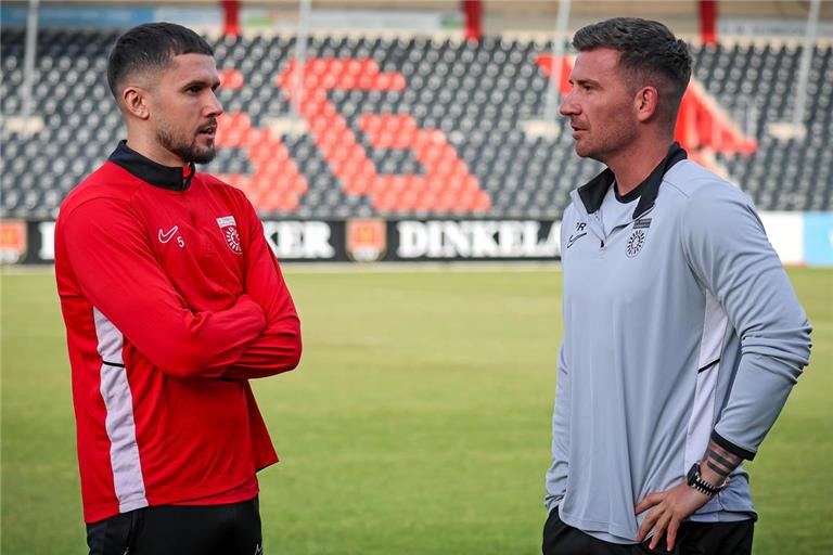 Kapitän Volkan Celiktas (links) hat seinen Vertrag bis 2028 verlängert, Trainer Pascal Reinhardt startet demnächst in den A-Lizenz-Lehrgang. Foto: Alexander Becher