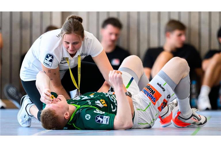 Kapitän Ymir Gislason wird von Frisch-Auf-Physiotherapeutin Katharina Leßig beim Turnier in Altensteig versorgt&nbsp;– seine Verletzung an der Wurfhand zog sich der Isländer im Bundesligaspiel bei der MT Melsungen zu.
